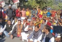 देवस्थानम बोर्ड पर गर्म हुई सियासत, पुरोहितों ने दून में निकाली आक्रोश रैली, पुलिस से हुई भिड़ंत