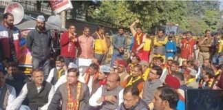 देवस्थानम बोर्ड पर गर्म हुई सियासत, पुरोहितों ने दून में निकाली आक्रोश रैली, पुलिस से हुई भिड़ंत