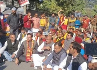 देवस्थानम बोर्ड पर गर्म हुई सियासत, पुरोहितों ने दून में निकाली आक्रोश रैली, पुलिस से हुई भिड़ंत