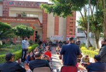 देहरादून : पूर्व सैनिक कर्मचारियों का 15वें दिन भी कार्य बहिष्कार के साथ धरना जारी