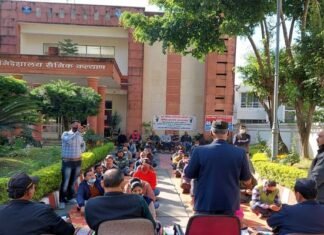 देहरादून : पूर्व सैनिक कर्मचारियों का 15वें दिन भी कार्य बहिष्कार के साथ धरना जारी