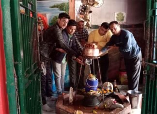 युवा कांग्रेस द्वारा पौड़ी के कंडोलिया मंदिर में किया गया जलाभिषेक