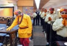 संत समाज की नाराजगी के बाद रामायण एक्सप्रेस ट्रेन के वेटर्स की बदली गई भगवा ड्रेस