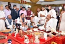 मुख्यमंत्री धामी ने जैन मन्दिर में जैनाचार्य सागर सूर्य जी महाराज से शिष्टाचार भेंटकर लिया आशीर्वाद Sagar-Surya-Ji-Maharaj