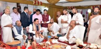 मुख्यमंत्री धामी ने जैन मन्दिर में जैनाचार्य सागर सूर्य जी महाराज से शिष्टाचार भेंटकर लिया आशीर्वाद Sagar-Surya-Ji-Maharaj
