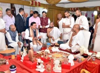 मुख्यमंत्री धामी ने जैन मन्दिर में जैनाचार्य सागर सूर्य जी महाराज से शिष्टाचार भेंटकर लिया आशीर्वाद Sagar-Surya-Ji-Maharaj