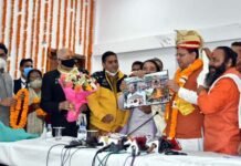 देवस्थानम बोर्ड भंग करने की घोषणा के बाद तीर्थ पुरोहितों ने मुख्यमंत्री से भेंटकर किया आभार व्यक्त