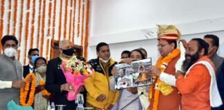 देवस्थानम बोर्ड भंग करने की घोषणा के बाद तीर्थ पुरोहितों ने मुख्यमंत्री से भेंटकर किया आभार व्यक्त