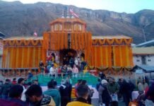 रिकार्ड पांच लाख तीर्थयात्री पहुंचे चारधाम, 20 क्विंटल फूलों से सजाया गया बदरीनाथ मंदिर