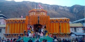 रिकार्ड पांच लाख तीर्थयात्री पहुंचे चारधाम, 20 क्विंटल फूलों से सजाया गया बदरीनाथ मंदिर