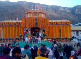 रिकार्ड पांच लाख तीर्थयात्री पहुंचे चारधाम, 20 क्विंटल फूलों से सजाया गया बदरीनाथ मंदिर