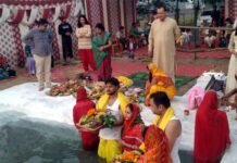 छठ महापर्व : व्रतियों ने डूबते हुए सूर्य को दिया अर्घ्य, घाटों पर उमड़ी भीड़, लोकगीतों से गुंजायमान हुए ग्रेनो घाट