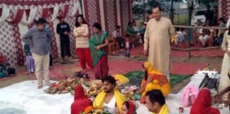 छठ महापर्व : व्रतियों ने डूबते हुए सूर्य को दिया अर्घ्य, घाटों पर उमड़ी भीड़, लोकगीतों से गुंजायमान हुए ग्रेनो घाट