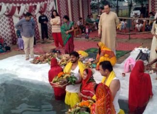 छठ महापर्व : व्रतियों ने डूबते हुए सूर्य को दिया अर्घ्य, घाटों पर उमड़ी भीड़, लोकगीतों से गुंजायमान हुए ग्रेनो घाट