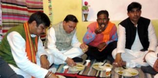 मुख्यमंत्री धामी ने अपने पुराने दलित मित्र एवं कार्यकर्ता के घर पहुंचकर किया भोजन Dalit friend and worker