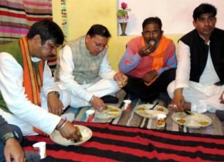 मुख्यमंत्री धामी ने अपने पुराने दलित मित्र एवं कार्यकर्ता के घर पहुंचकर किया भोजन Dalit friend and worker