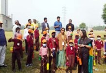 वेस्ट बोतलों से सजावटी गमले बनाकर बच्चों ने पर्यावरण बचाने के दिए संदेश, बाल दिवस के उपलक्ष्य में ग्रेनो प्राधिकरण ने आयोजित किया बेस्ट आउट ऑफ वेस्ट कार्यक्रम