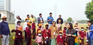 वेस्ट बोतलों से सजावटी गमले बनाकर बच्चों ने पर्यावरण बचाने के दिए संदेश, बाल दिवस के उपलक्ष्य में ग्रेनो प्राधिकरण ने आयोजित किया बेस्ट आउट ऑफ वेस्ट कार्यक्रम