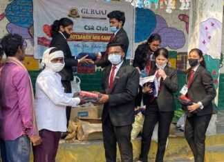 पिछड़ी बस्तियों में जाकर गरीबों के साथ मनाई दिवाली