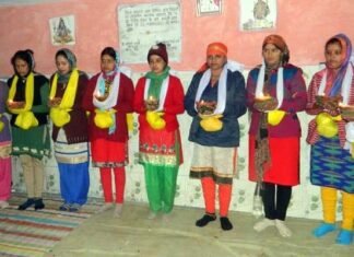 बैकुंठ चतुर्दर्शी पर्व पर थानेश्वर महादेव मंदिर में पांच निःसन्तान दम्पतियों ने किया खड़ दिया अनुष्ठान