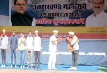 राज्य स्थापना दिवस पर पौड़ी जनपद पुलिस ने नुक्कड़ नाटक के माध्यम से नशे के खिलाफ आमजन को किया जागरूक nukkad-natak