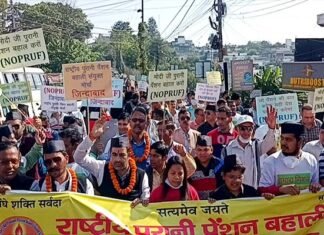 पुरानी पेंशन बहाली के लिए संयुक्त मोर्चा उत्तराखंड के कार्मिकों ने राजधानी देहरादून में भरी हुंकार, सीएम आवास किया कूच