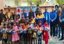 रोटरी क्लब ग्रीन ग्रेनो ने बच्चों को स्वेटर, जूते व मौजे वितरित किये Rotary-club