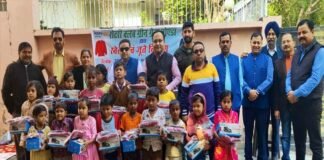 रोटरी क्लब ग्रीन ग्रेनो ने बच्चों को स्वेटर, जूते व मौजे वितरित किये Rotary-club
