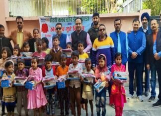 रोटरी क्लब ग्रीन ग्रेनो ने बच्चों को स्वेटर, जूते व मौजे वितरित किये Rotary-club