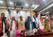 सपा के चार एमएलसी ने अखिलेश यादव का साथ छोड़ भाजपा का दामन थामा sp-mlc-join-BJP