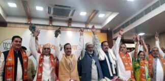 सपा के चार एमएलसी ने अखिलेश यादव का साथ छोड़ भाजपा का दामन थामा sp-mlc-join-BJP