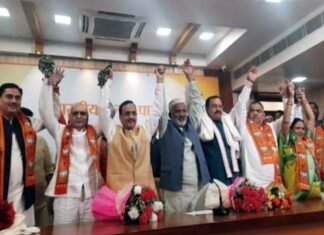 सपा के चार एमएलसी ने अखिलेश यादव का साथ छोड़ भाजपा का दामन थामा sp-mlc-join-BJP