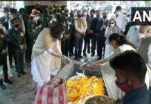 जनरल बिपिन रावत और पत्नी मधुलिका पंचतत्व में विलीन, बेटियों ने दी मुखाग्नि General Bipin Rawat and wife Madhulika merge into Panchtatva