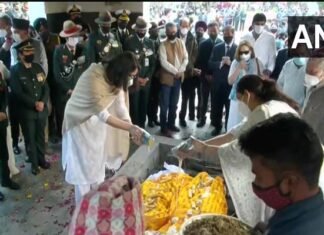 जनरल बिपिन रावत और पत्नी मधुलिका पंचतत्व में विलीन, बेटियों ने दी मुखाग्नि General Bipin Rawat and wife Madhulika merge into Panchtatva