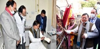 मुख्यमंत्री धामी को क्रिकेट मैच के दौरान हाथ में हुआ फ्रैक्चर, डॉक्टरों ने बांधा प्लास्टर Cm-Dhami-hand-fractured-dur