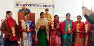 पौड़ी जनपद के नैनीडांडा में ग्राम डुडेरा एंव सलाणा महिला समूह को voice of mountains कृषि कर्मयोगी 2021 सम्मान Nainidanda Women's Group