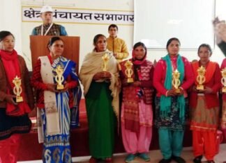 पौड़ी जनपद के नैनीडांडा में ग्राम डुडेरा एंव सलाणा महिला समूह को voice of mountains कृषि कर्मयोगी 2021 सम्मान Nainidanda Women's Group