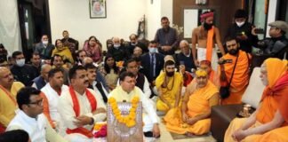 मुख्यमंत्री पुष्कर सिंह धामी ने शंकराचार्य स्वामी निश्चलानंद सरस्वती से की भेंट Shankaracharya Swami Nischalanand Saraswati