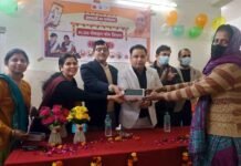 गौतमबुद्ध नगर जनपद की आशा बनेंगी स्मार्ट, मिले एंड्रोइड फोन आशा कार्यकर्ताओं को स्मार्ट फोन दिये