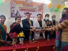 गौतमबुद्ध नगर जनपद की आशा बनेंगी स्मार्ट, मिले एंड्रोइड फोन आशा कार्यकर्ताओं को स्मार्ट फोन दिये