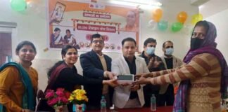 गौतमबुद्ध नगर जनपद की आशा बनेंगी स्मार्ट, मिले एंड्रोइड फोन आशा कार्यकर्ताओं को स्मार्ट फोन दिये