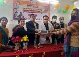 गौतमबुद्ध नगर जनपद की आशा बनेंगी स्मार्ट, मिले एंड्रोइड फोन आशा कार्यकर्ताओं को स्मार्ट फोन दिये