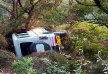 श्रीनगर : गंगा दर्शन मोड़ के नजदीक वाहन दुर्घटनाग्रस्त Bolero vehicle accident near Srinagar Ganga Darshan Mod, accident Srinagar Ganga Darshan Mod