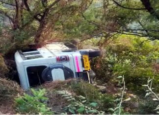 श्रीनगर : गंगा दर्शन मोड़ के नजदीक वाहन दुर्घटनाग्रस्त Bolero vehicle accident near Srinagar Ganga Darshan Mod, accident Srinagar Ganga Darshan Mod
