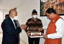 सशस्त्र सेना झंडा दिवस पर मुख्यमंत्री पुष्कर सिंह धामी को लगाया फ्लैग