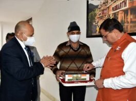 सशस्त्र सेना झंडा दिवस पर मुख्यमंत्री पुष्कर सिंह धामी को लगाया फ्लैग