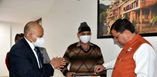 सशस्त्र सेना झंडा दिवस पर मुख्यमंत्री पुष्कर सिंह धामी को लगाया फ्लैग