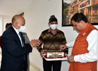 सशस्त्र सेना झंडा दिवस पर मुख्यमंत्री पुष्कर सिंह धामी को लगाया फ्लैग