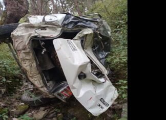 पौड़ी गढ़वाल : 400 मीटर गहरी खाई में गिरी कार, एक व्यक्ति की मौत, 3 घायल car fell in deep ditch