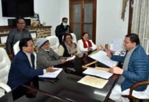 सीएम पुष्कर सिंह धामी से राज्य आंदोलनकारी एवं राज्य महिला आयोग की पूर्व अध्यक्षा सुशीला बलूनी के नेतृत्व में विभिन्न राज्य आंदोलनकारियों ने की भेंट पुष्कर सिंह धामी